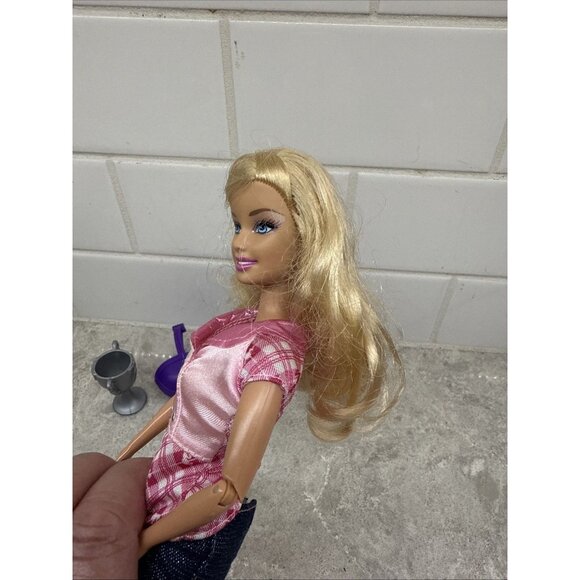 Barbie Champion in equestrian outfit with trophy. Purple helmut and boots. - Picture 10 of 10